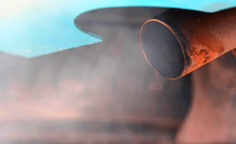 Humo del tubo de escape del Mercedes-Benz Citan Tourer 111 D