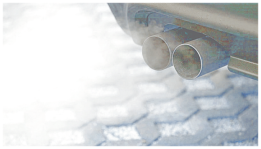 Humo del tubo de escape del Mercedes-Benz E 220 D 4Matic Kupe