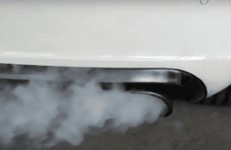 Humo del tubo de escape del Škoda Octavia 1.5 Tsi Act Dsg