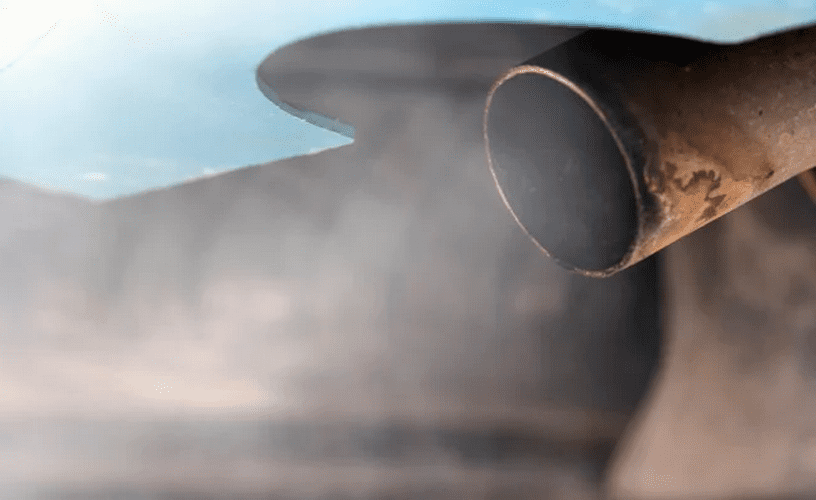 Humo del tubo de escape del Toyota Avensis 1.6D Wg Sol 18